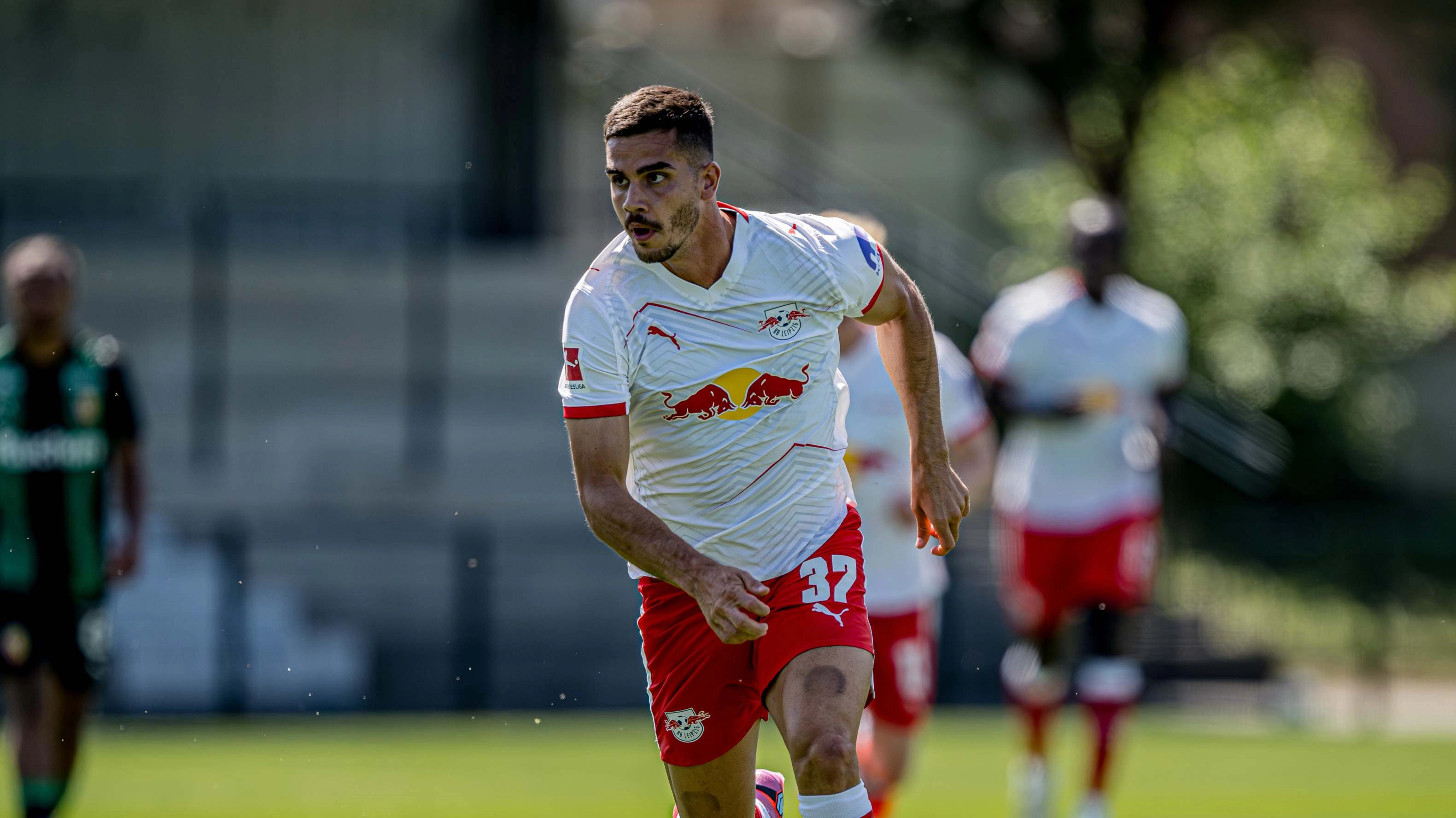 官方：葡萄牙前锋安德烈·席尔瓦正式加盟埃尔切，双方签约一年