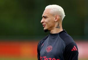 开云-西媒:贝蒂斯代表团队仍留在曼彻斯特,争取完成安东尼的回归计划