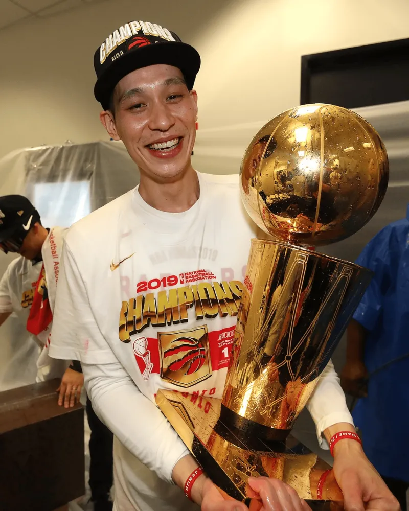 猛龙官方晒组图祝福林书豪:祝你退役快乐,冠军