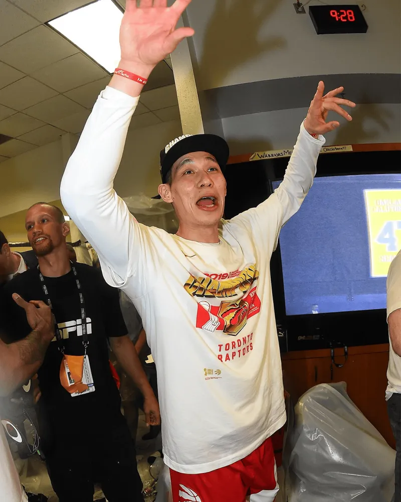 猛龙官方晒组图祝福林书豪:祝你退役快乐,冠军