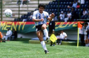 阿媒：马拉多纳16岁已经首次穿国家队10号，马斯坦托诺并未破纪录